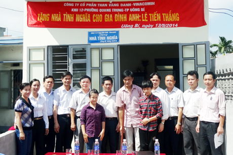 Công đoàn cùng lãnh đạo Công ty tặng nhà tình nghĩa cho gia đình anh Lê Tiến Thắng, công nhân phân xưởng đào lò.