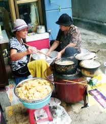 Hai cô gái bán xôi chả mực quán phố Thương Mại.jpg