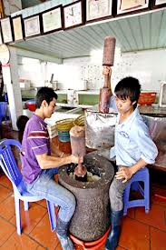 Giã mực để làm chả.