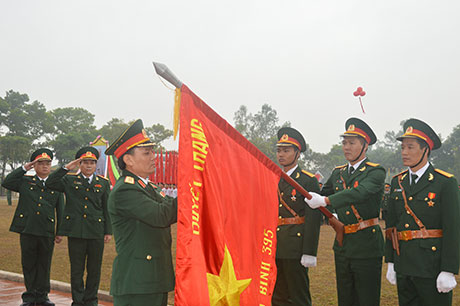 Chú thích ảnh: Trung tướng Phạm Hồng Hương, Tư lệnh Quân khu 3, gắn Huân chương Bảo vệ Tổ quốc hạng Nhất của Chủ tịch nước lên lá cờ Quyết thắng của Sư  đoàn 395.(0080.jpg)