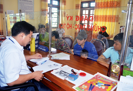 Cán bộ bộ phận một cửa thị trấn Mạo Khê (huyện Đông Triều) hướng dẫn người dân đến giải quyết công việc.