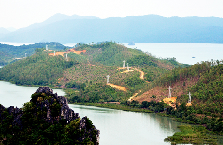 Xây dựng hạ tâng lưới điện xã đảo Bản Sen, huyện Vân Đồn.