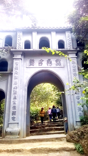 Tam quan chùa Bái Đính cổ nằm giữa lưng chừng núi.