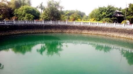 Nước giếng ngọc trong xanh màu ngọc bích.