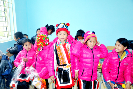 Niềm vui của các em học sinh Trường Tiểu học Hoành Mô II khi được khoác lên mình tấm áo mới.