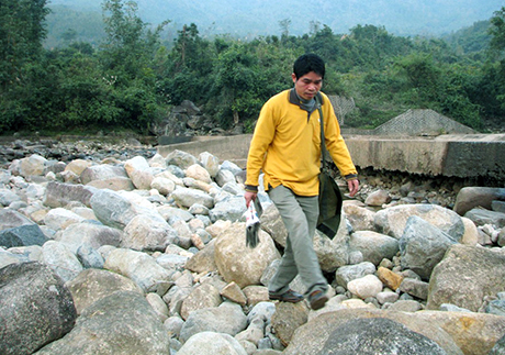 Anh Nông Văn Bình hàng ngày vẫn cần mẫn trèo đèo, lội suối mang báo chí, công văn, bưu phẩm đến các thôn, bản trong xã.