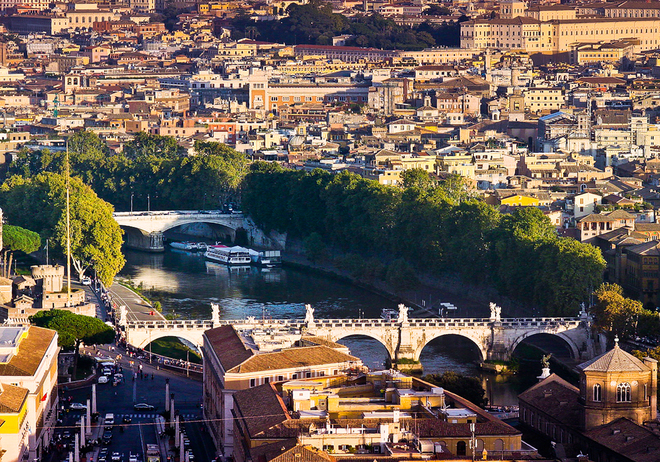 Thành Rome được xây dựng từ thế kỷ thứ 8 trước công nguyên tại trung tâm vùng phía tây bán đảo Italy. Nơi đây sở hữu nhiều công trình kiến trúc cổ như quảng trường, nhà thờ, tu viện, hoàng cung, trường đấu mãnh thú, miếu thần, pháo đài cổ, các tượng thần, vòi phun nước...