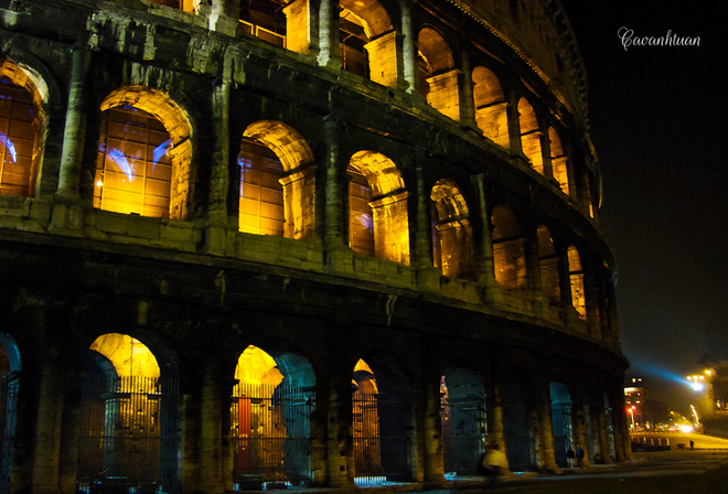 Đấu trường Colosseum là một trong những biểu tượng của thành phố, được xây dựng từ thời hoàng đế Vespasian và hoàn thành vào năm 80 sau công nguyên, dưới thời trị vì của hoàng đế Titus. Công trình này cao 48 m, gồm 4 hàng cửa vòm cuốn bằng những trụ đá vuông. Mỗi hàng có khoảng 80 vòm để đi lại.