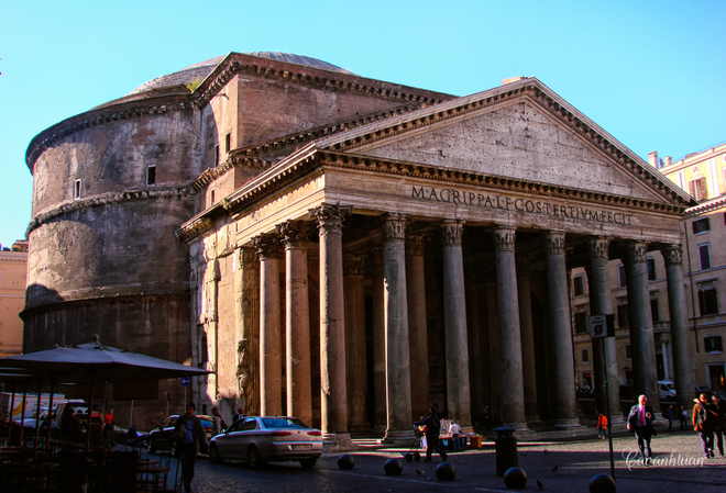 Đền Pantheon là công trình kiến trúc nổi bật. Ngôi đền được xây dựng vào năm 125 sau công nguyên, dưới thời hoàng đế Hadrian. Tòa nhà có mái hình bán cầu lợp bằng một loại đá nhẹ, hàng cột trụ được xây dựng từ đá hoa cương và cẩm thạch trắng. Điều đặc biệt của công trình này là hoàn toàn không có cửa sổ. Nhưng với kỹ thuật xây dựng thông minh và chính xác mà ánh sáng vẫn lọt vào tạo thành một không gian kỳ ảo. Bên trong ngôi đền cũng là nơi yên nghỉ của vị danh họa, kiến trúc sư nổi tiếng Raphael.