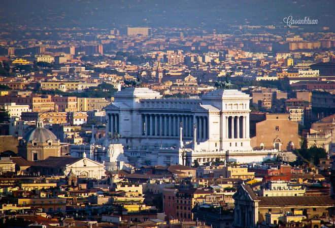 Đài tưởng niệm quốc gia Piazza Venezia được xây dựng từ thế kỷ 19. Đây là nơi tưởng niệm vua Emanuel II, người có công thống nhất Italy. Công trình được xây dựng vào năm 1885 bằng đá cẩm thạch trắng ở Brescia. Đài tưởng niệm này không phải là công trình đẹp nhất thành Rome nhưng vẫn luôn là điểm đến yêu thích của nhiều người.