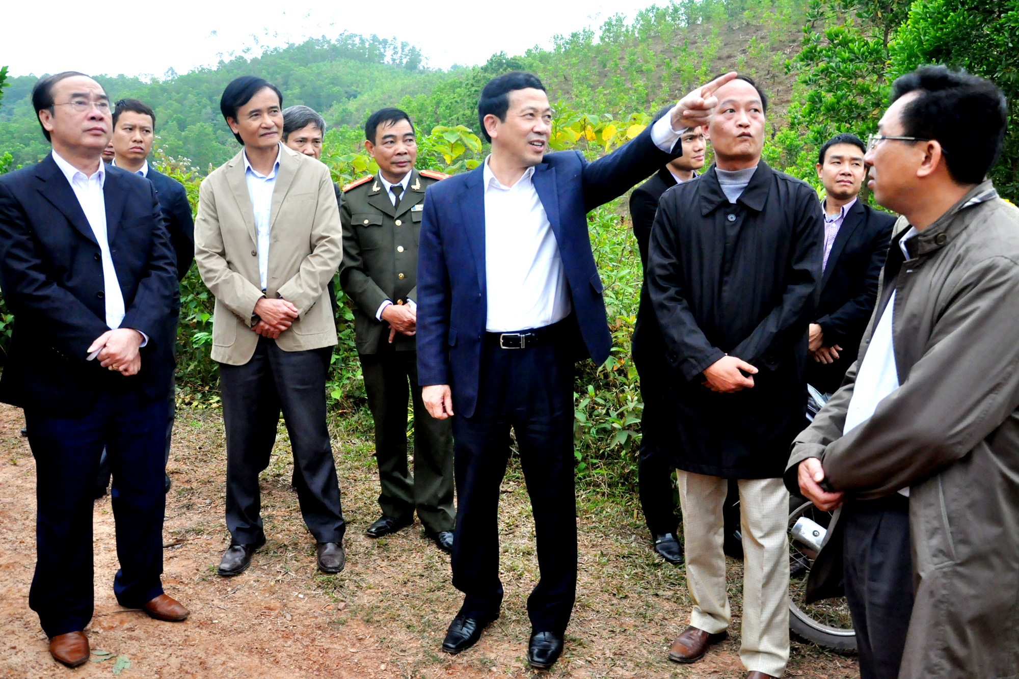 Các đồng chí trong Ban chỉ đạo “Chiến dịch Quang Trung” khảo sát vị trí tái định cư tại thôn Khe Ngái, xã Đoàn Kết, huyện Vân Đồn.