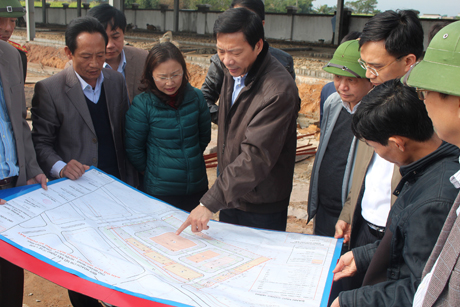 Chủ tịch UBND tỉnh kiểm tra tiến độ xây dựng chợ Quảng Trung (Hải Hà)