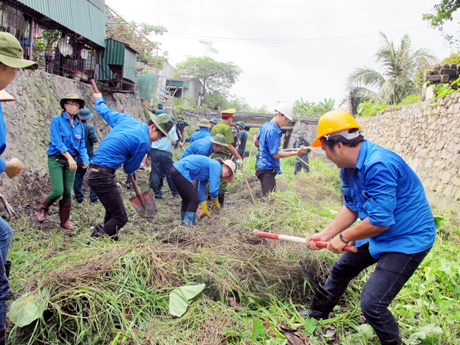 Đoàn viên thanh niên TP Cẩm Phả ra quân dọn vệ sinh môi trường, khai thông lòng suối thoát nước tại phường Cẩm Phú (TP Cẩm Phả). Ảnh: Bá Trinh (CTV)