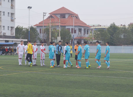 Trận đấu giữa đội bóng của Vietcombank Móng Cái với đội Công ty Lợi Lai diễn ra ngay sau lễ khai mạc
