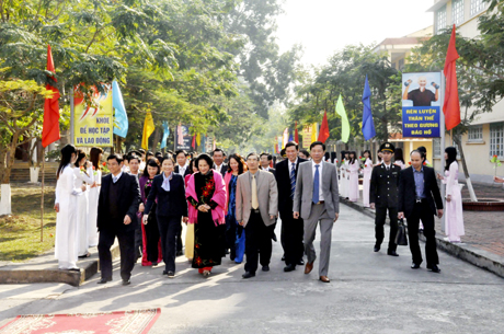 Các đồng chí lãnh đạo T.Ư và lãnh đạo tỉnh thăm Trường Đại học Hạ Long (tháng 12-2014).