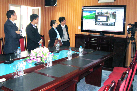 Lãnh đạo Cục CNTT (Bộ GD-ĐT) dự giờ dạy học của lớp học thông minh qua truyền hình trực tuyến.