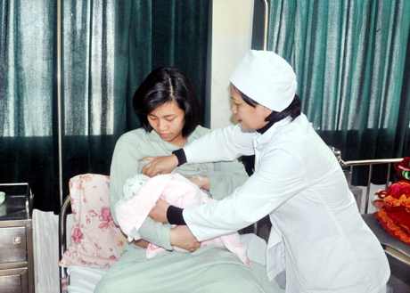Hướng dẫn bà mẹ cho con bú đúng cách để tránh tắc sữa và an toàn cho trẻ tại Khoa Phụ sản, Bệnh viện Đa khoa tỉnh. 