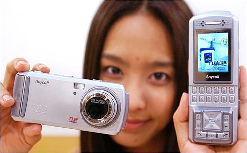 Samsung SPH-S2300 ra mắt đầu tiên vào năm 2004.