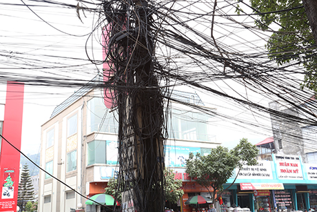 Trên đường Trần Phú la liệt các cột điện 