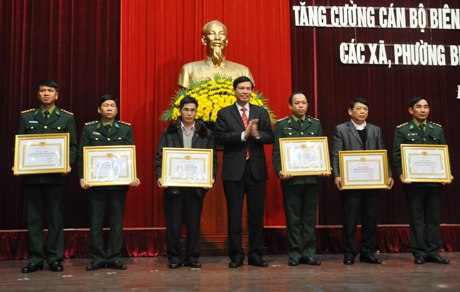 Đồng chí Nguyễn Đức Long, Phó Bí thư Tỉnh ủy, Chủ tịch HĐND tỉnh trao bằng khen của tỉnh cho các tập thể, cá nhân có thành tích xuất sắc.
