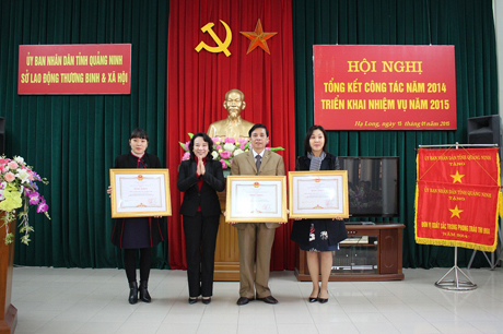 Đồng chí Vũ Thị Thu Thủy, Phó Chủ tịch UBND tỉnh tặng bằng khen cho các tập thể, cá nhân của ngành LĐ-TB&XH.