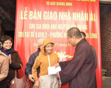 Đại đức Thích Đạo Hiển, Chánh thư kí Ban trị sự GHPGVN tỉnh Quảng Ninh trao quà cho gia đình anh Quảng.