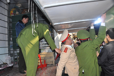 Lực lượng chức năng tháo dỡ ki ốt đầu tiên ở Khu C Chợ trung tâm Hải Hà cũ.