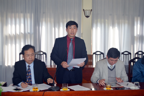 Đồng chí Lê Mạnh Cường, Phó Chủ tịch Uỷ ban MTTQ tỉnh trình bày báo cáo tại hội nghị