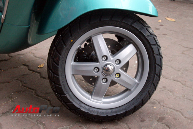 La răng, và hệ thống phanh không có gì thay đổi với phiên bản Vespa LX 125 i.e trước đây