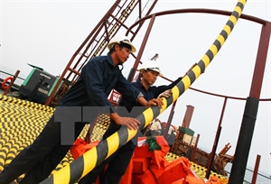 Workers connect an undersea power cable with Quang Ninh's northeastern island communes (Photo: VNA)