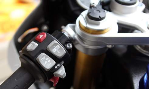 Casc nút điều khiển được bố trí trên tay lái giúp người điều khiển dễ dàng thao tác.