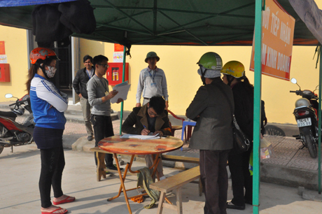 Tiểu thương chợ Trung tâm Hải Hà cũ đến đăng ký nhận điểm kinh doanh chợ Quảng Trung chiều 20 - 1.