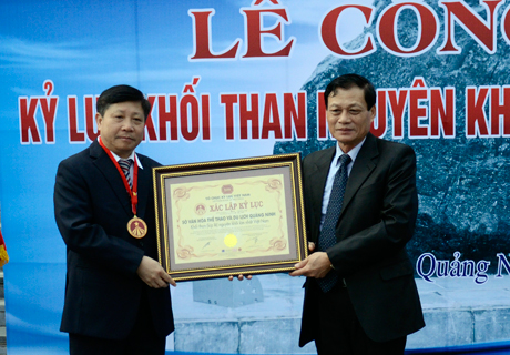 Đồng chí Trần Chiến Thắng, Nguyên Thứ trưởng Bộ Văn hoá - Thể thao và Du lịch, Phó Chủ tịch Hội Kỷ lục gia Việt Nam (bên phải) lên trao Bằng chứng nhận kỷ lục khối than nguyên khối lớn nhất Việt Nam cho đồng chí Hà Quang Long, Giám đốc Sở Văn hoá - Thể thao và Du lịch