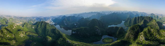 Nằm trong quần thể di sản thế giới thuộc tỉnh Ninh Bình, khu du lịch sinh thái Tràng An nổi bật với vẻ đẹp hòa quyện của non xanh nước biếc và hệ động thực vật phong phú. Ảnh: BQL Quần thể danh thắng Tràng An.