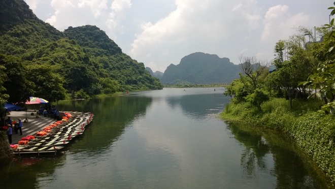 Trung tâm bến thuyền Tràng An nằm cách cố đô Hoa Lư 3 km, cách thành phố Ninh Bình 7 km, và cách Hà Nội 96 km. Từ lâu nơi đây đã trở thành điểm đến thú vị mỗi cuối tuần cho gia đình, bạn bè và cặp đôi muốn tìm chốn yên bình để tĩnh dưỡng.