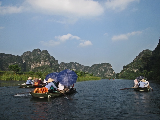 Hiện nay, du khách đến Tràng An thường tham gia tour du lịch bằng thuyền do người dân địa phương chở, kéo dài khoảng 3 - 4 giờ.