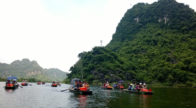 Giá vé đò hiện nay là 150.000 đồng một người. Quy định một đò ngồi từ 4 - 5 người, dưới 4 và trên 5 người đò không được chở. Trẻ em dưới 1m được miễn phí.