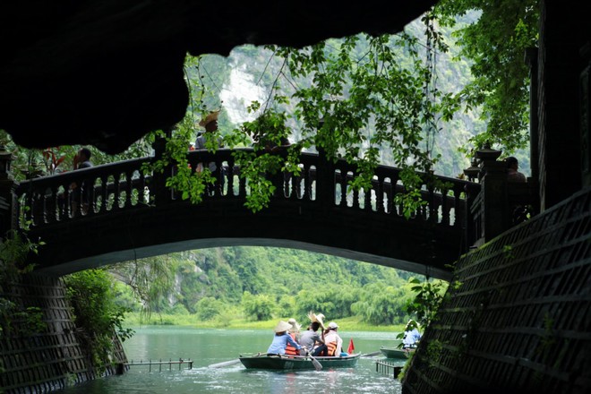 Hang Địa Linh, Nấu Rượu, Ba Giọt... là những hang động gắn liền với nhiều tích xưa còn được lưu truyền. Bạn sẽ được nghe những người lái đò sông quê thuyết minh trên hành trình khám phá. Ảnh: Tuấn Đào.