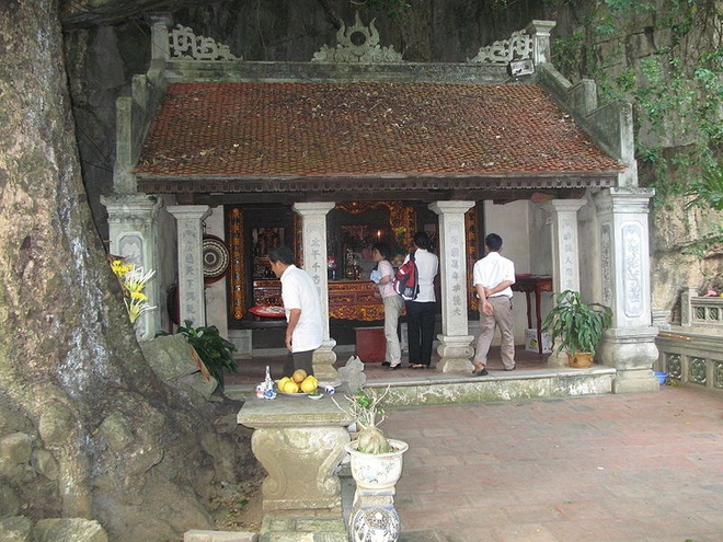 Phủ Khống là điểm du lịch tâm linh nổi bật trên hành trình bởi nơi đây thờ 7 vị quan trung thần triều Đinh, nơi đây có cây thị nghìn năm tuổi cho ra 2 loại quả tròn và dẹt trên cùng một thân cây, mùa nào cũng ra trái, tỏa hương thơm khắp một vùng. Ảnh: Bùi Thế Tâm
