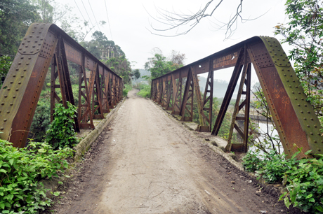 Từ chùa Cái Bầu đến mũi Vạn Hoa khoảng hơn 10km, người Pháp đã xây dựng gần 10 cây cầu sắt. Hơn nửa thế kỷ qua đến nay, cây cầu sắt này vẫn là lối đi lại chính của nhân dân thôn Cái Bầu, xã Hạ Long.