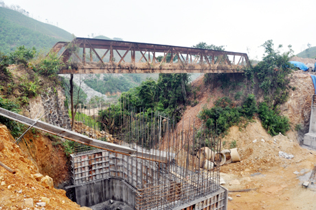 Trên đường vào xã Vạn Yên, một cây cầu mới đang được xây dựng bên cạnh cây cầu sắt cũ từ thời Pháp như thế.