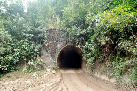 Ngoài cầu, trên đường vào Vạn Hoa, người Pháp còn xây dựng 2 đường hầm xuyên qua núi, mỗi đường hầm dài khoảng hơn 100m, hầm cao khoảng 4,5m, rộng 4,5m, đến nay kết cấu vẫn rất tốt.