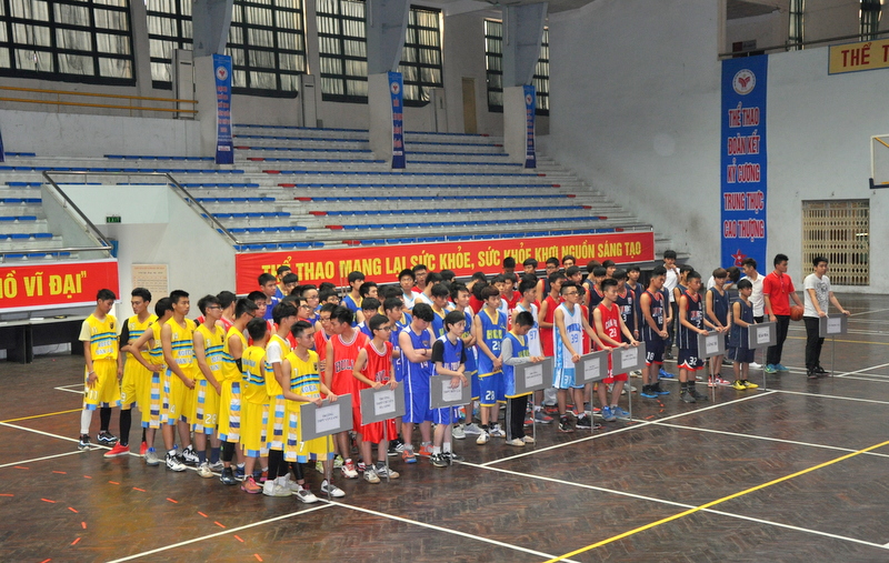 Gần 100 VĐV là học sinh THPT đến từ 8 trường THPT trên địa bàn tỉnh tham gia giải đấu.