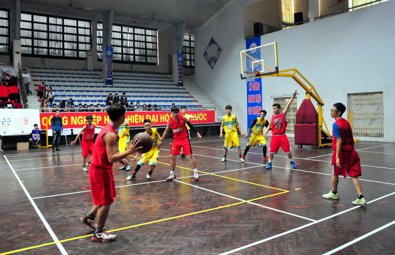 Trận mở màn của giải đấu giữa đội trường THPT Chuyên Hạ Long (áo đỏ) và đội trường Tiểu học, THCS và THPT Văn Lang (áo vàng).