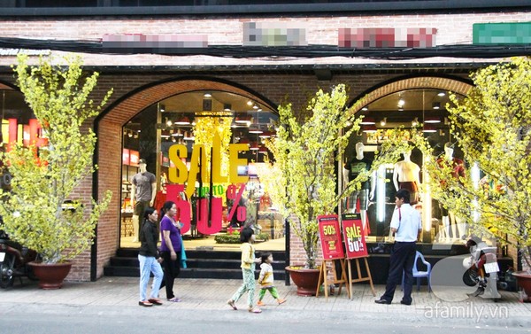 Một cửa hàng trang trí hoa mai trên đường Trần Hưng Đạo (Q.5)