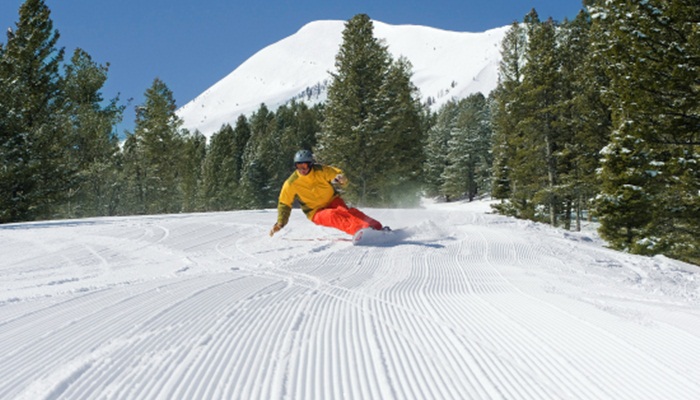 Tháng 2 - Đi trượt tuyết tại những vùng núi hẻo lánh tại các địa điểm như Colorado, Utah hay Montana sẽ mang lại cảm giác khác lạ so với việc đi tắm biển. Giá khởi điểm khoảng từ 103 USD cho vé trượt tuyết.