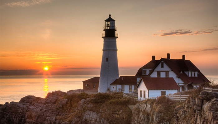 Tháng 6 - đến thăm hòn đảo Maine, Mỹ. Ngọn hải đăng Portland là địa điểm nổi tiếng nhất trên. Bên cạnh đó, khách du lịch có thể đến thăm vườn quốc gia Acadia. Ngoài ra, bạn còn được thưởng thức món tôm hùm đặc sản. Giá khoảng 239 USD.