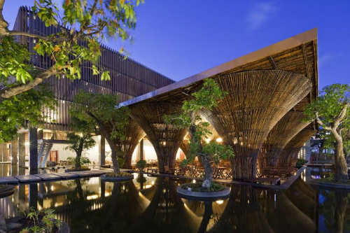 Tre, hồ nước và tận dụng năng lượng tự nhiên là điểm thiết kế đặc biệt của kiến trúc sư Võ Trọng Nghĩa. Ảnh: Kienviet.