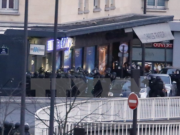 Cảnh sát tấn công vào siêu thị ở Porte de Vincennes, phía đông Thủ đô Paris, nơi kẻ bắt cóc bắt giữ các con tin Do Thái ngày 9/1. (Nguồn: AFP/TTXVN) 