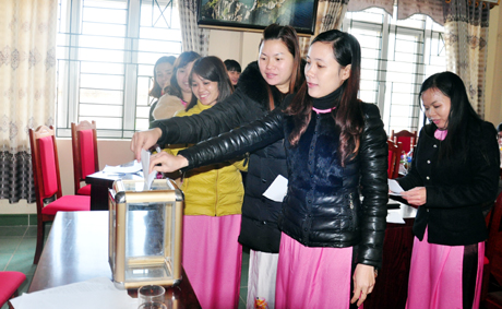 Đảng viên Chi bộ Trường Mầm non xã Lục Hồn (huyện Bình Liêu) bầu Chi uỷ chi bộ nhiệm kỳ mới 2015-2017.